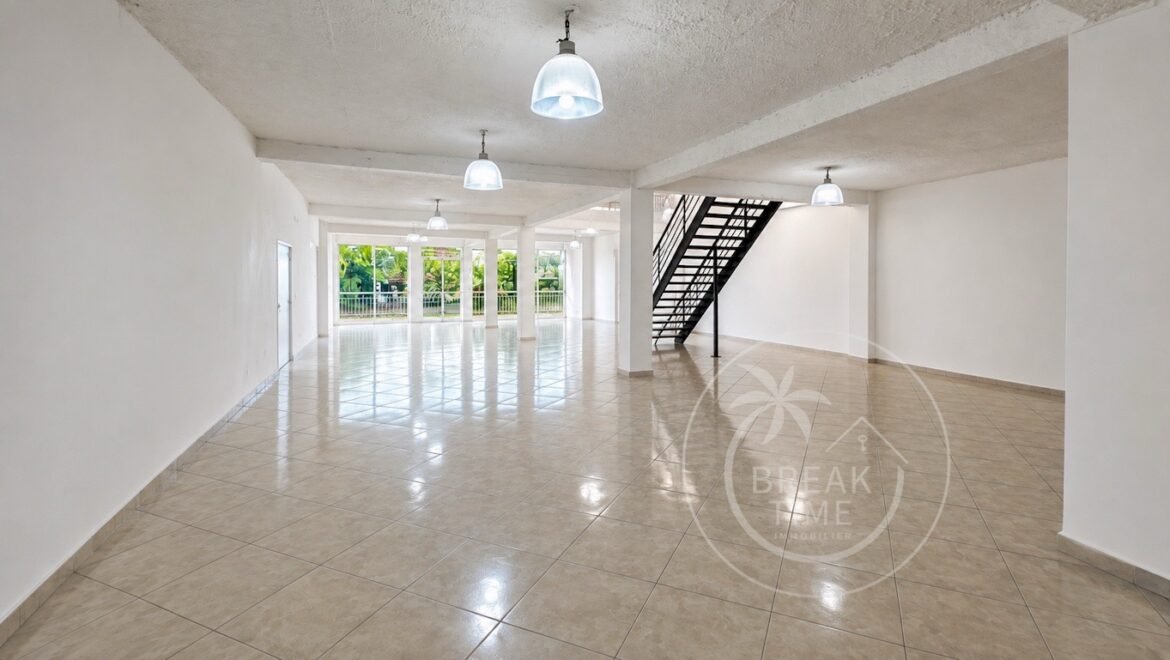 Immeuble commercial à vendre à Las Terrenas 647 m2 de bâtiment + 483 m2 de terrain constructible.