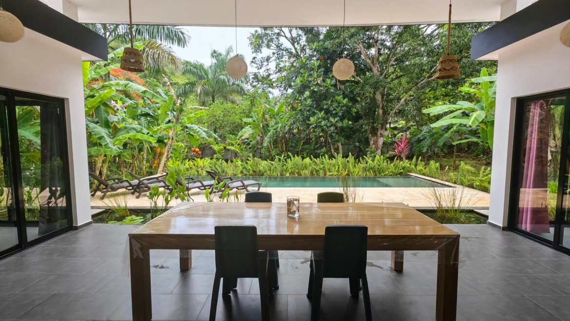 Espace repas sur la terrasse de la villa moderne à Las Terrenas